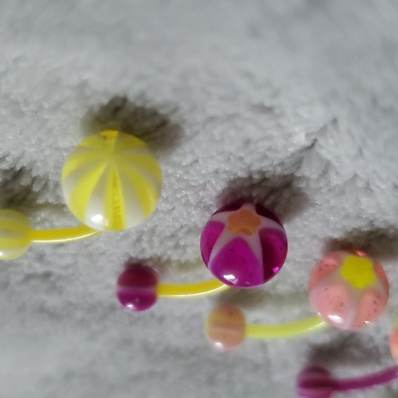 Set of 5 new hypoallergenic neon yellow and purple belly rings - Picture 2 of 5